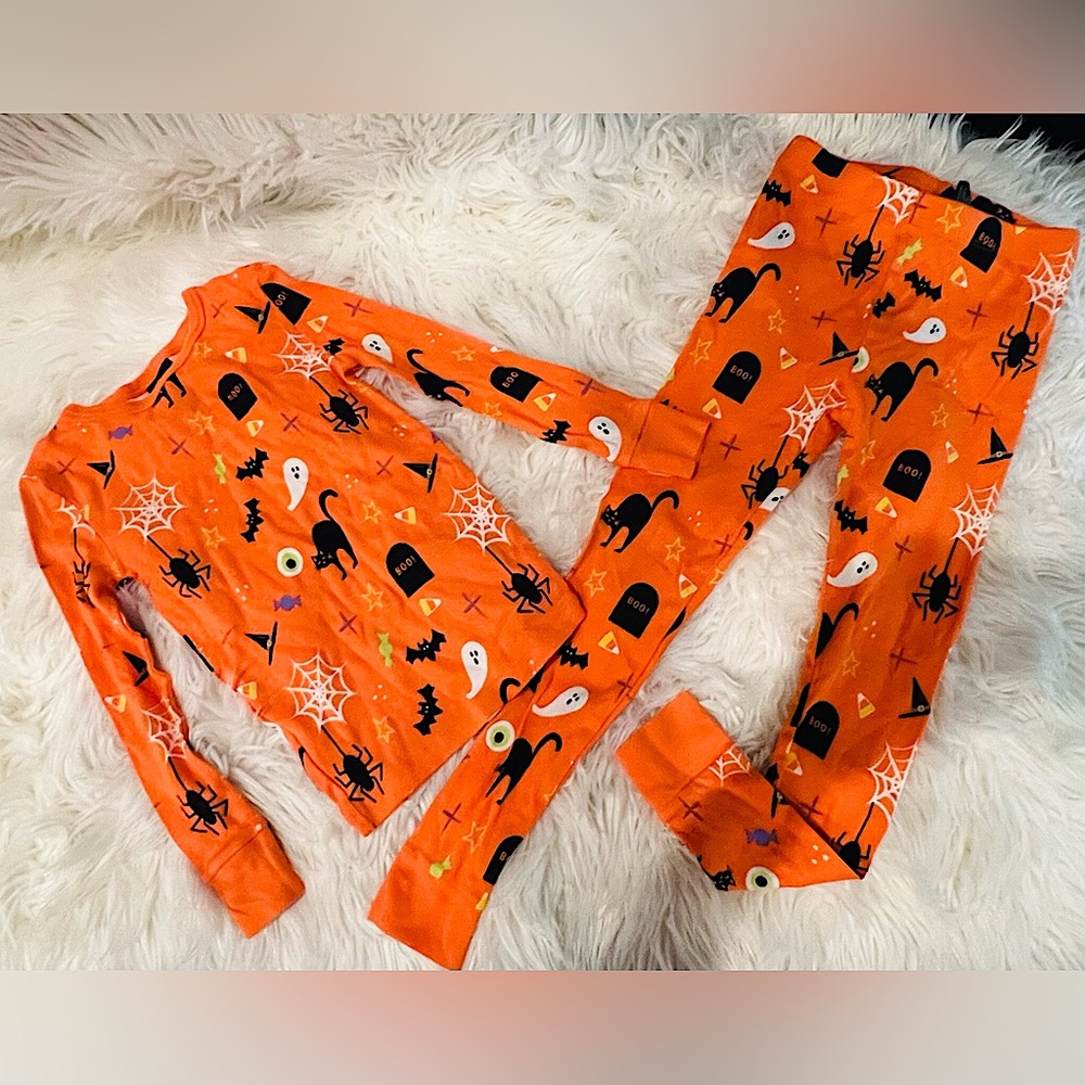 Kids 2pc Halloween Pajamas. Size - 6